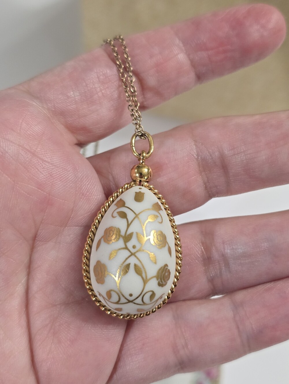 Vintage 1978 Franklin Mint Bisque Porcelain Floral Easter Egg Pendant Necklace - Picture 5 of 8
